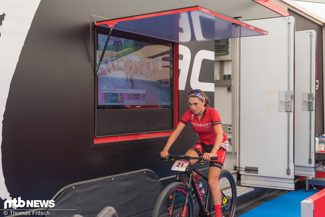 Kate Courtney lässt sich von dem Trubel nicht ablenken und bereitet sich für das Short Race vor.