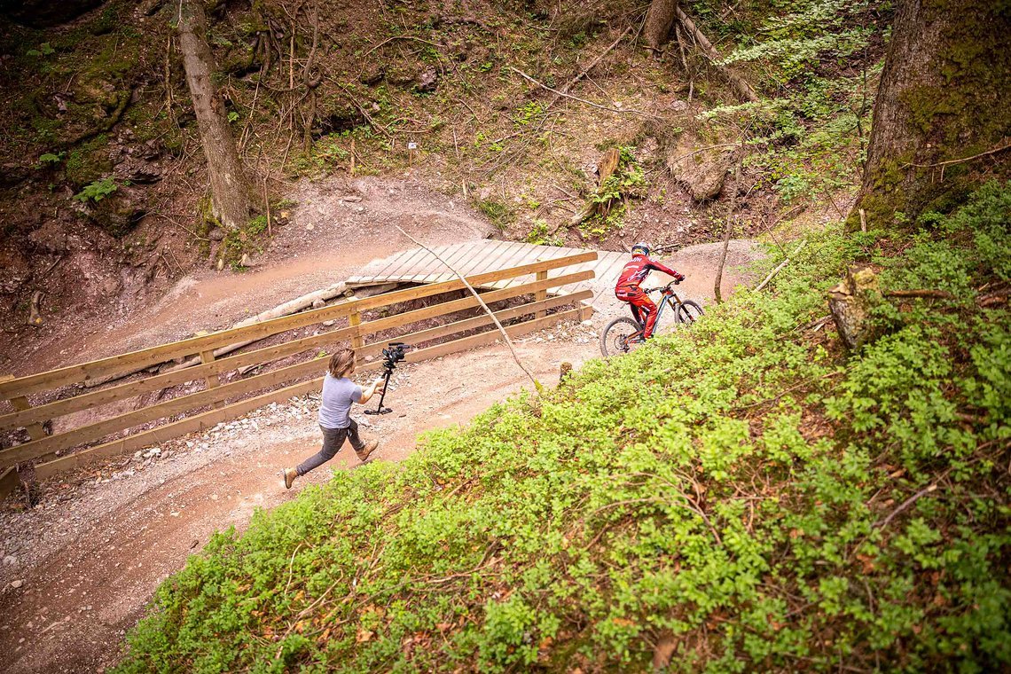 Zu Fuß einem der schnellsten Mountainbiker der Welt hinterher