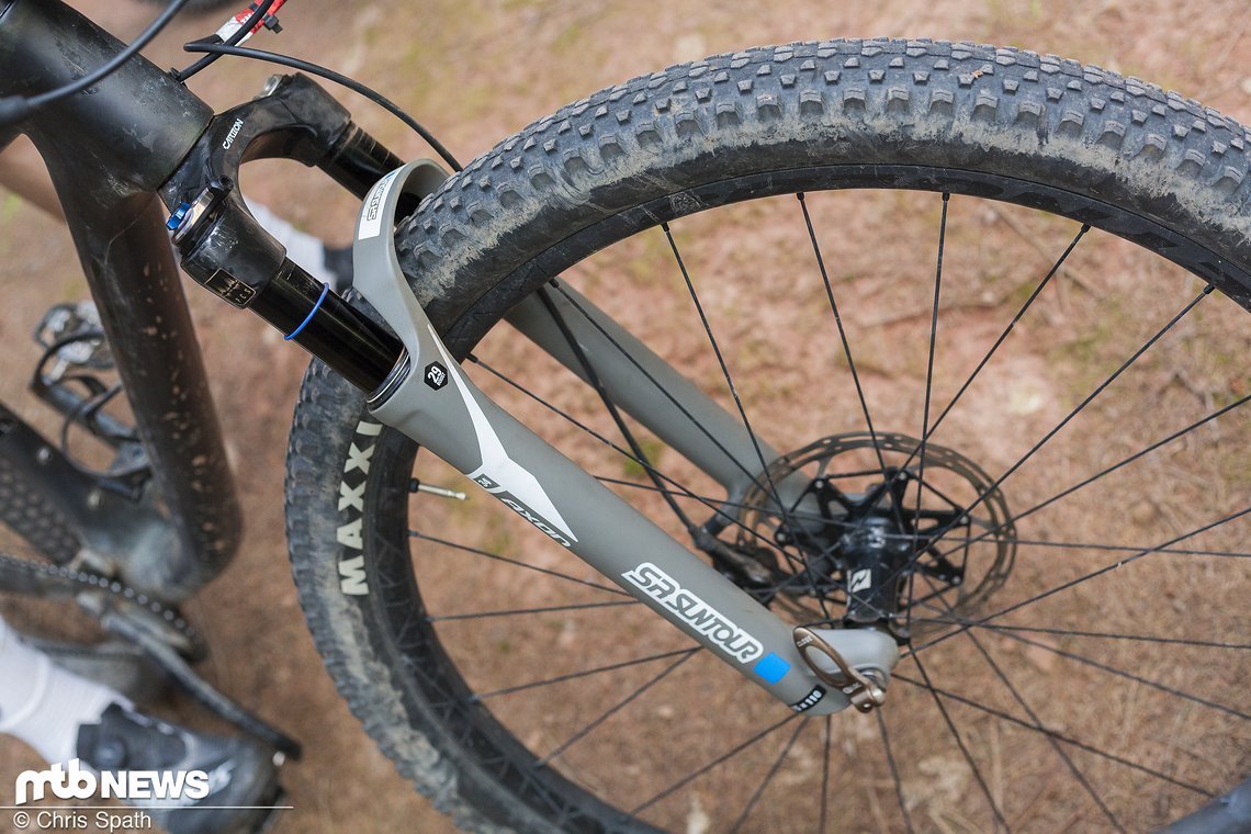100 mm Federweg, 34 mm Standrohre und bewährte SR-Suntour-Konzepte im Inneren