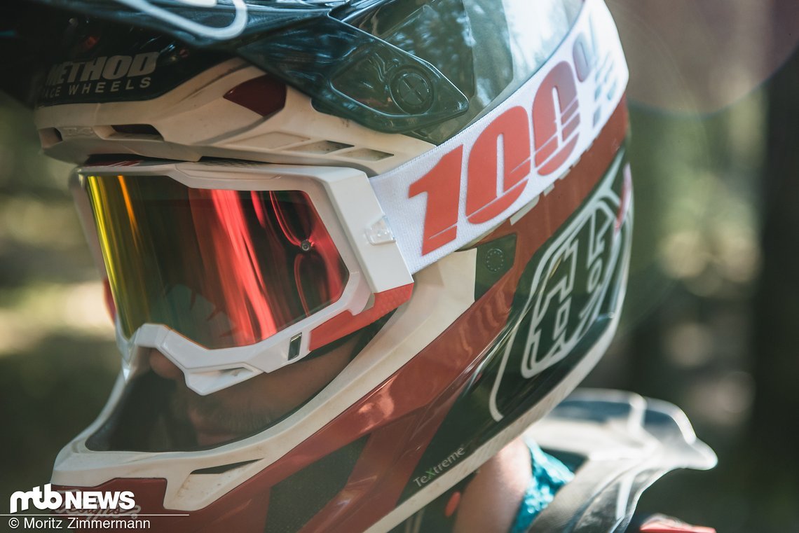 Die 100% Racecraft 2 passt ohne Probleme in eine Vielzahl von Helmen