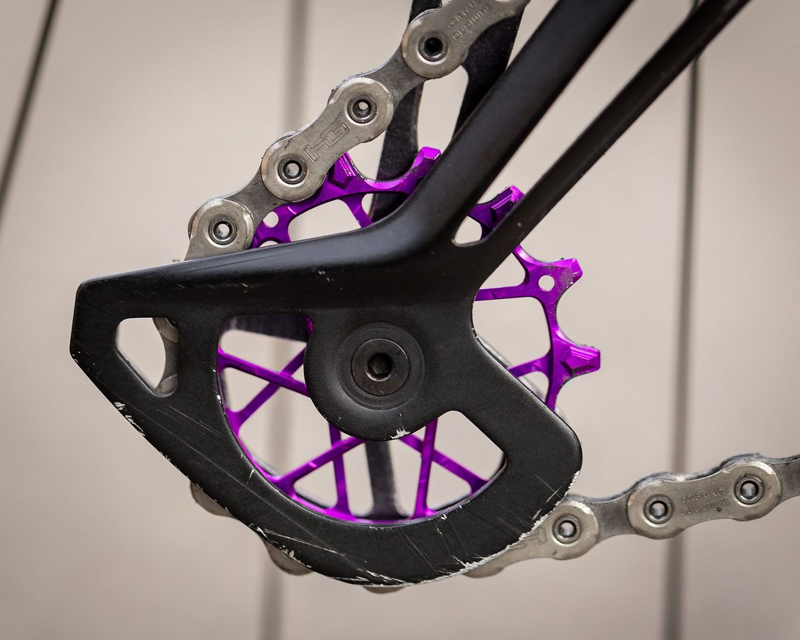 ... darf das passende schicke Schaltröllchen am Shimano XT Schaltwerk natürlich nicht fehlen