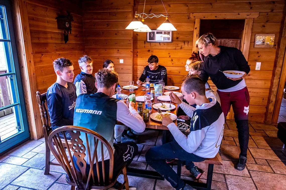 9 Fahrer*innen wurden ausgewählt, um sich in Todtnau in Sachen Downhill-Racing unterrichten zu lassen