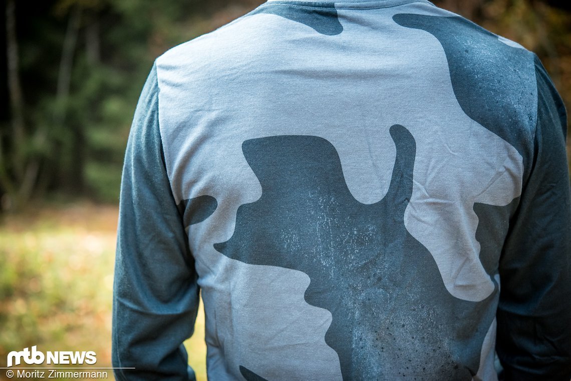 … ist der verlängerte Rückenbereich im Camouflage-Design gehalten.