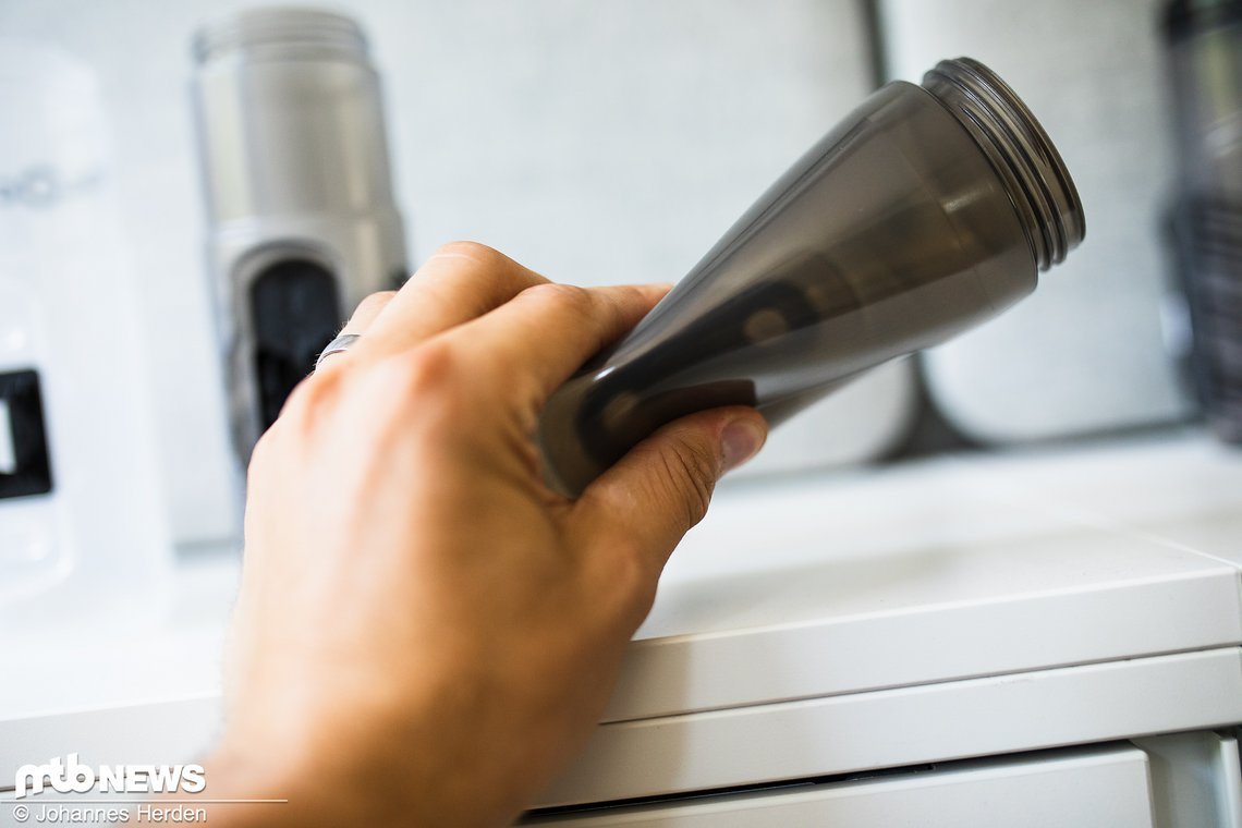 Zudem ist die Flasche nun leichter zu quetschen als die harte erste Version