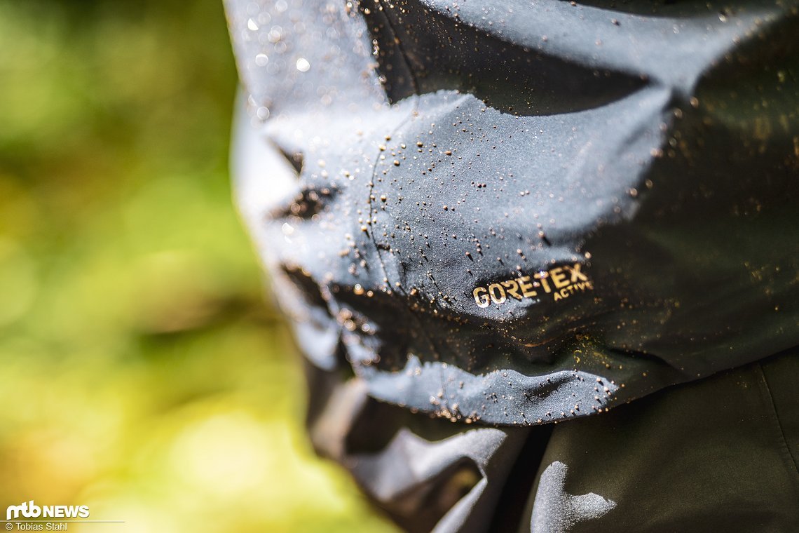 Atmungsaktive Materialien, wie hier beispielsweise das Gore-Tex Active Shell, sind für Mountainbiker der wohl beste Kompromiss
