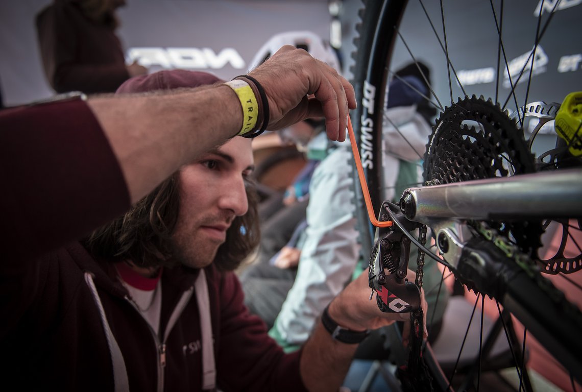 Mechaniker Mirjan stellt sicher, dass unsere Bikes stets 1A laufen und hatte an dem schlammigen Weekend alle Hände voll zu tun! Danke!