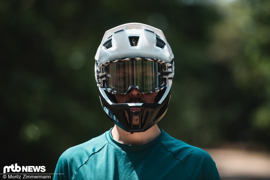 Hier zeigt er sich in seinem sichersten Modus. Als Fullface-Helm ist der Leatt Enduro 3.0 sogar für den Downhill-Einsatz geprüft.