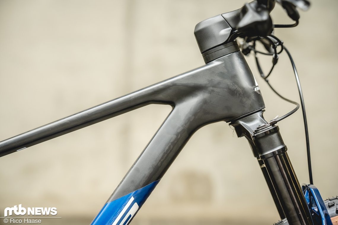 Das einteilige Cockpit integriert Züge und Leitungen …
