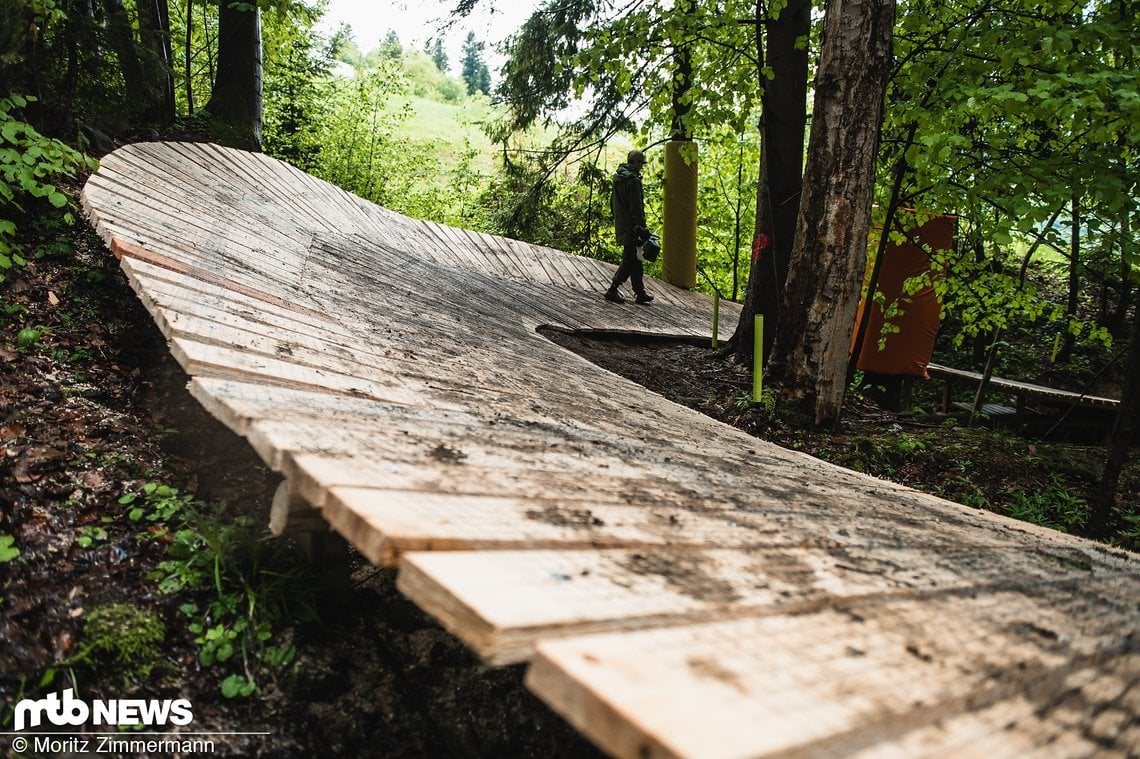 Statt einer ziemlich hakeligen Kurve hat die Strecken-Crew hier eine ziemliche massive Holz-Kurve gebaut