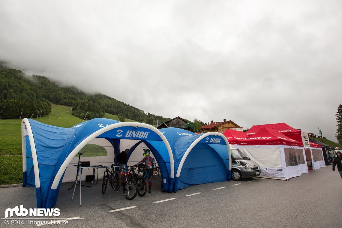 die Teamarea wird mit immer größeren Zelten belegt
