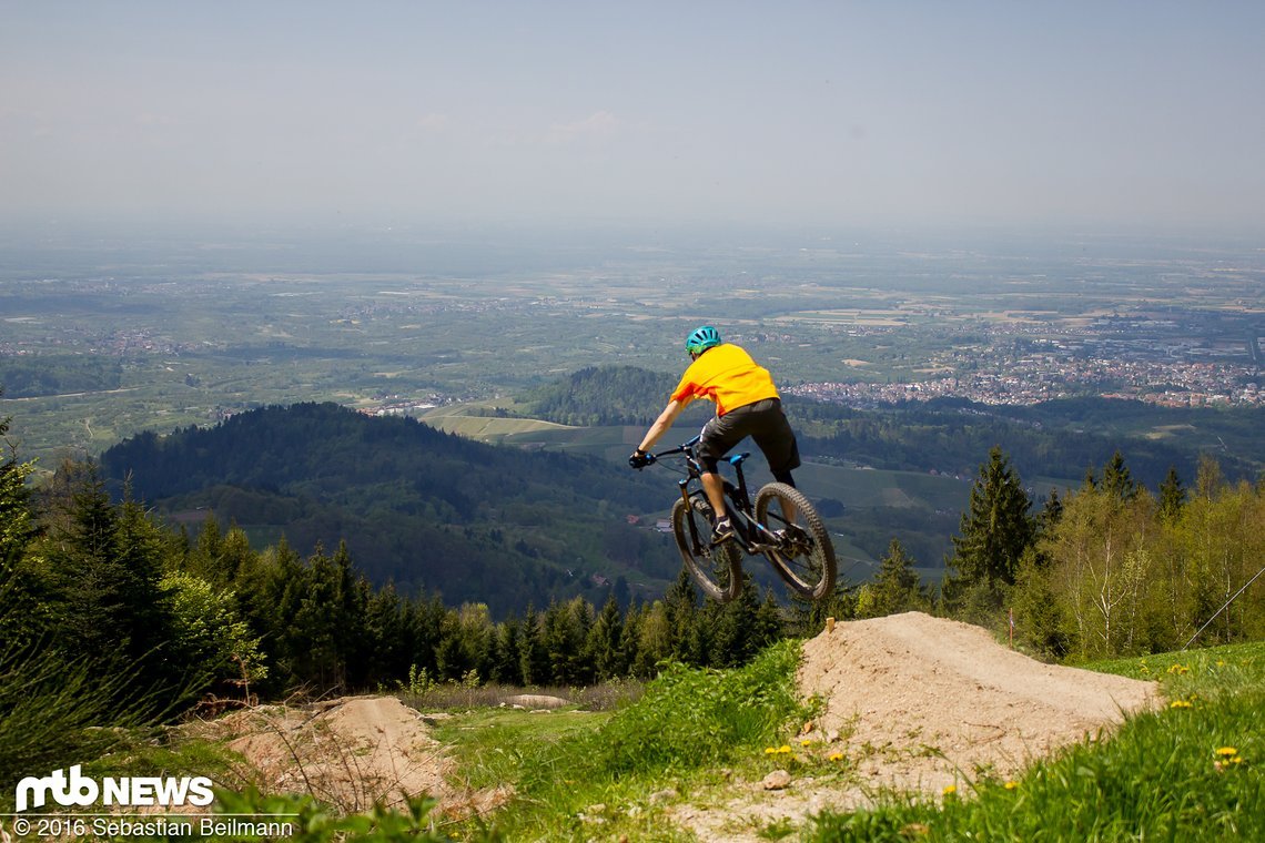 Nach einem kurzen Gegenanstieg geht es am Gleitschirmstartplatz vorbei mit grandiosem Ausblick bergab