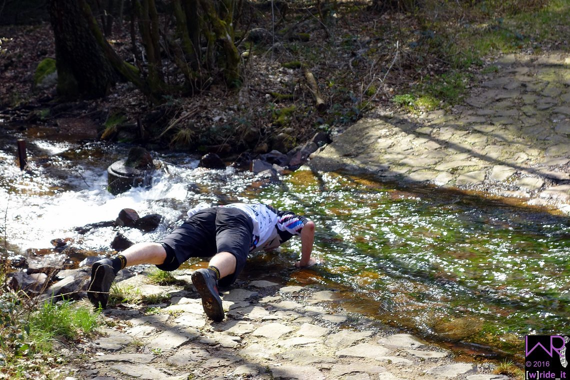 Bestes Hochwälder Quellwasser - am besten einzunehmen per Liegestütz