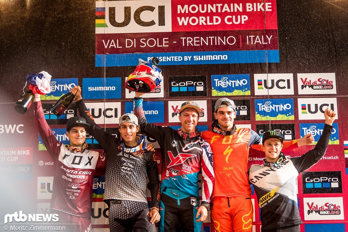 Das Podium der Herren: Loris Vergier (4.), Amaury Pierron (2.), Aaron Gwin (1.), Loïc Bruni (3.) und Troy Brosnan (5.)