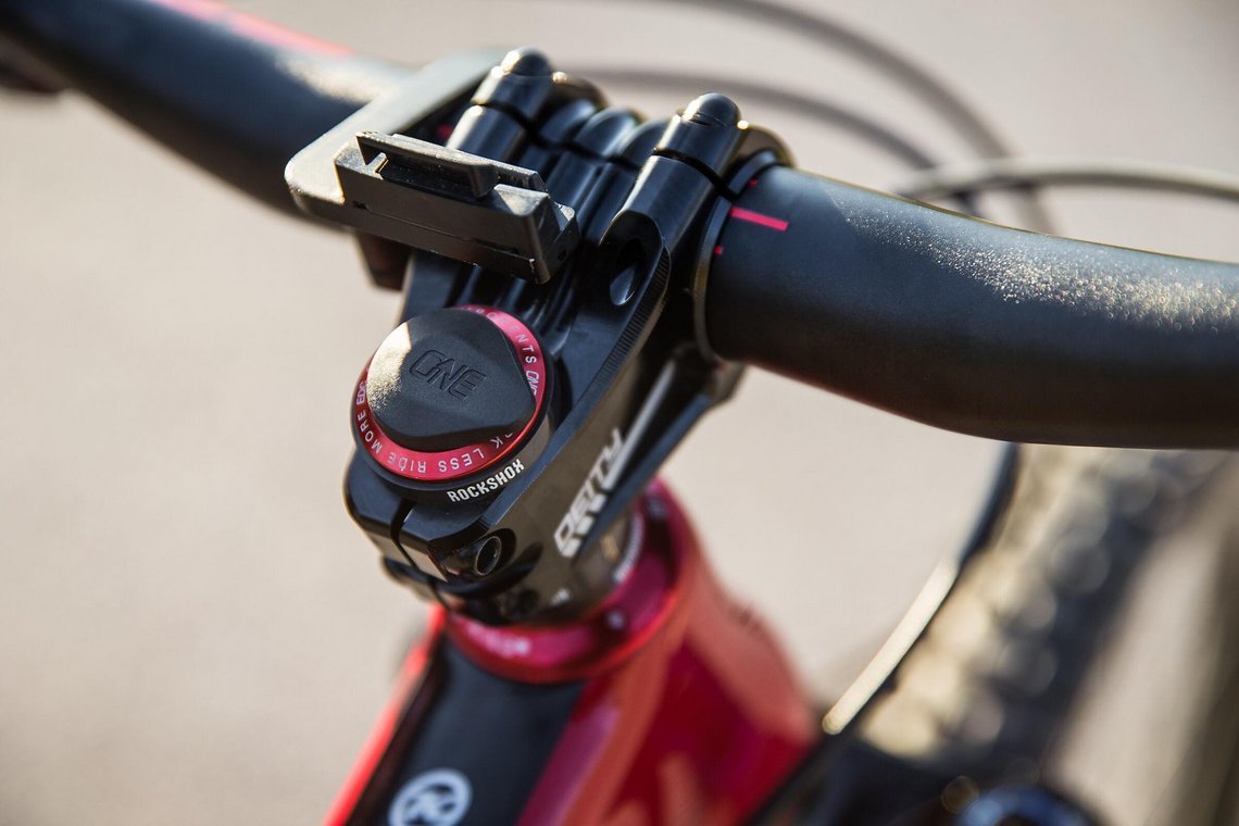 Darf am Endurobike praktisch nicht mehr fehlen: Das OneUp EDC-Tool im Schaftrohr
