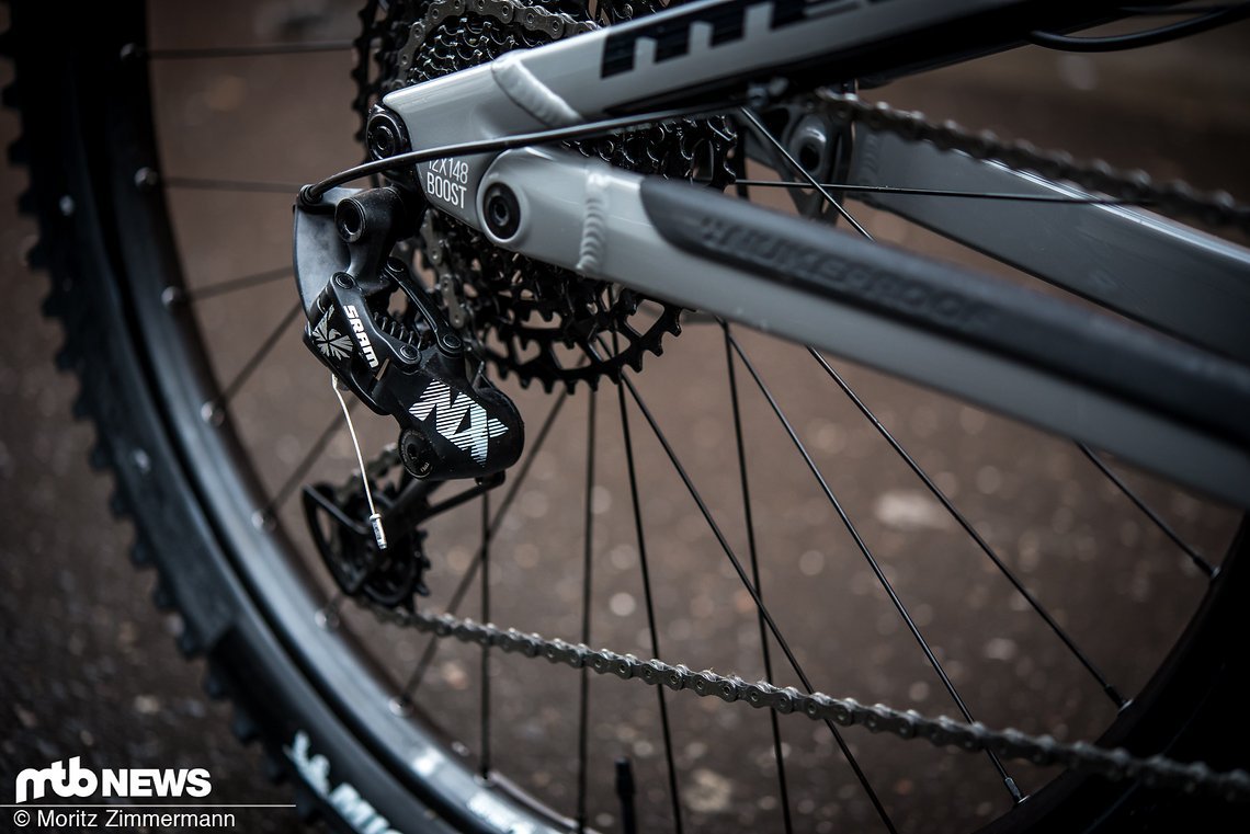 Die SRAM NX Eagle-Schaltgruppe ist für zuverlässige und knackige Gangwechsel zuständig.