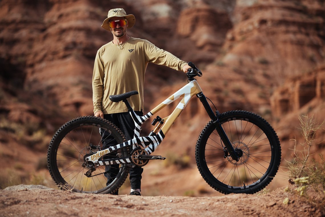 … vorne setzt er allerdings mit der RockShox ZEB auf eine Gabel mit Singlecrown.