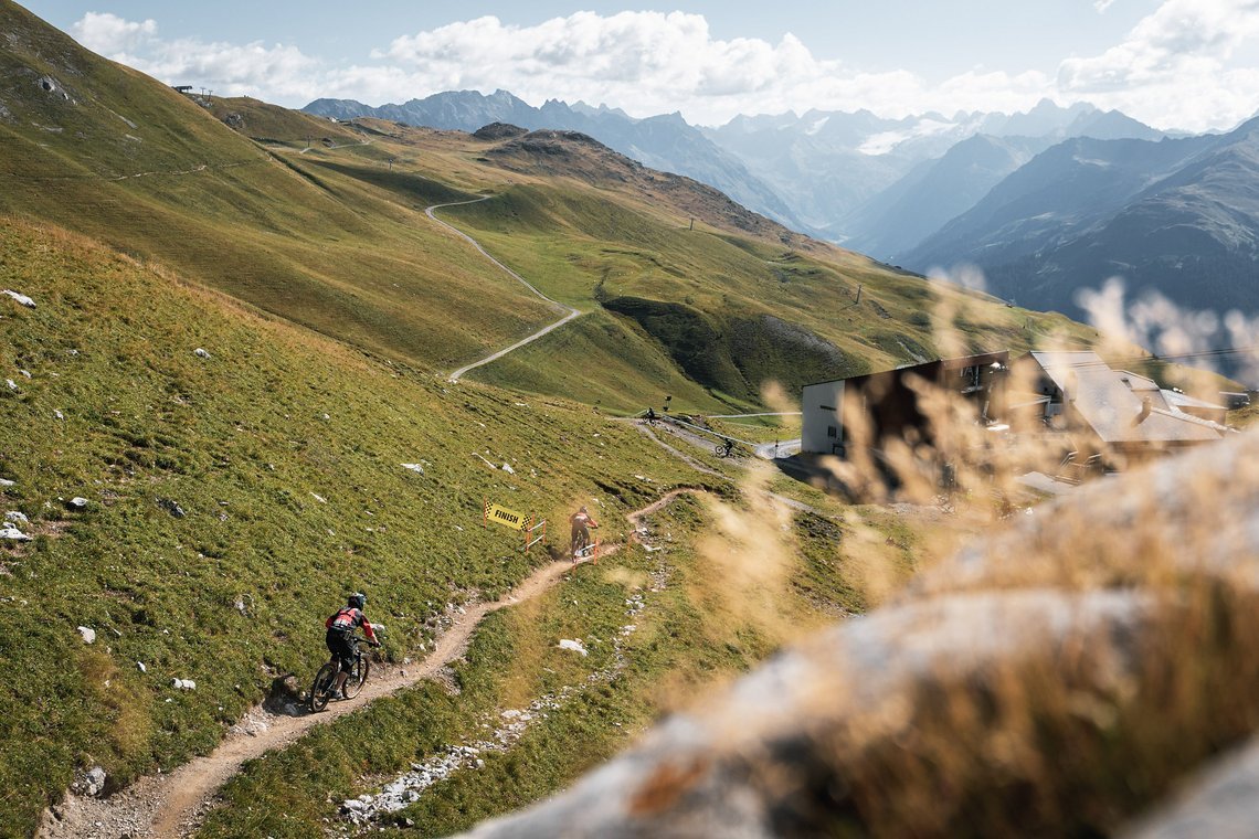 Das Gesamtpensum von 120 km wird an drei Renntagen in mehreren Stages …