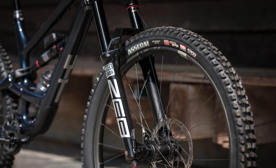 Herzstück des Uncaged 12 ist das RockShox Flight Attendant-Fahrwerk .