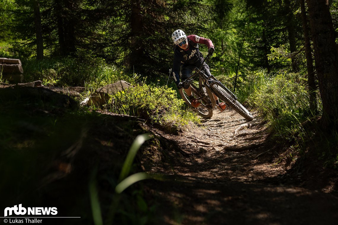 Auch ein paar richtig spaßige Kurven hat der Trail zu bieten.