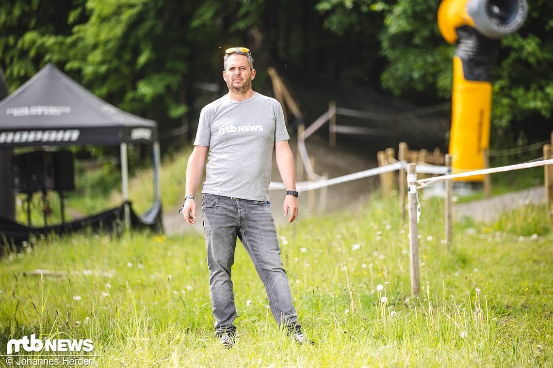 Thomas checkt die Lage für die Fotos der Downhiller – jetzt müsst ihr euch nur noch ein Fahrrad dazudenken.