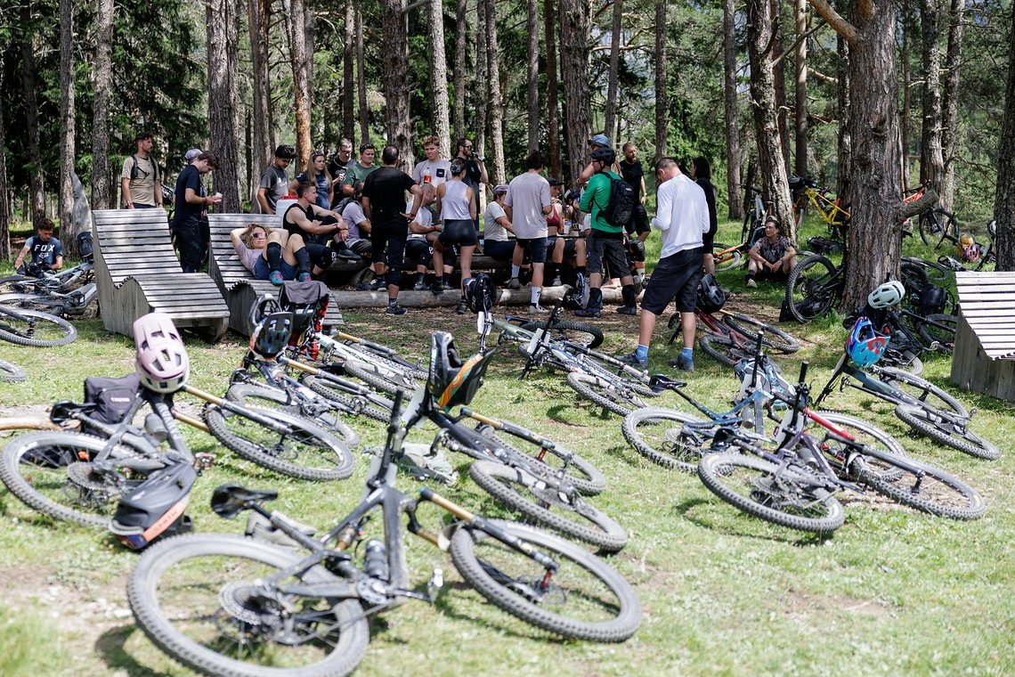 62 - Als Überraschung warten oben am letzten Anstieg des Rennens eine zusätzliche Verpflegung mit kühlen Getränken und Wassermelone  Foto (c) Dominik Täuber jpg