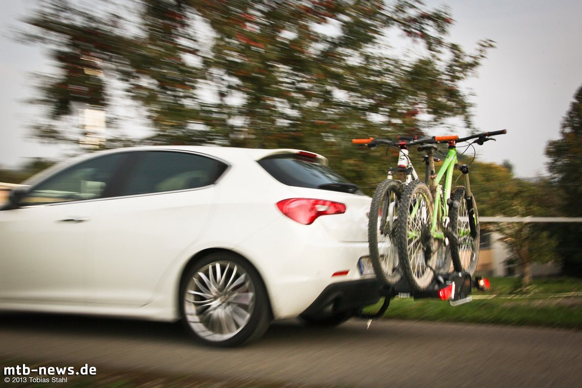 Von unseren Fahrtests zeigte sich der Thule Easyfold 931 weitestgehend unbeeindruckt. Er hält die Bikes ruhig und sicher an Ort und Stelle.