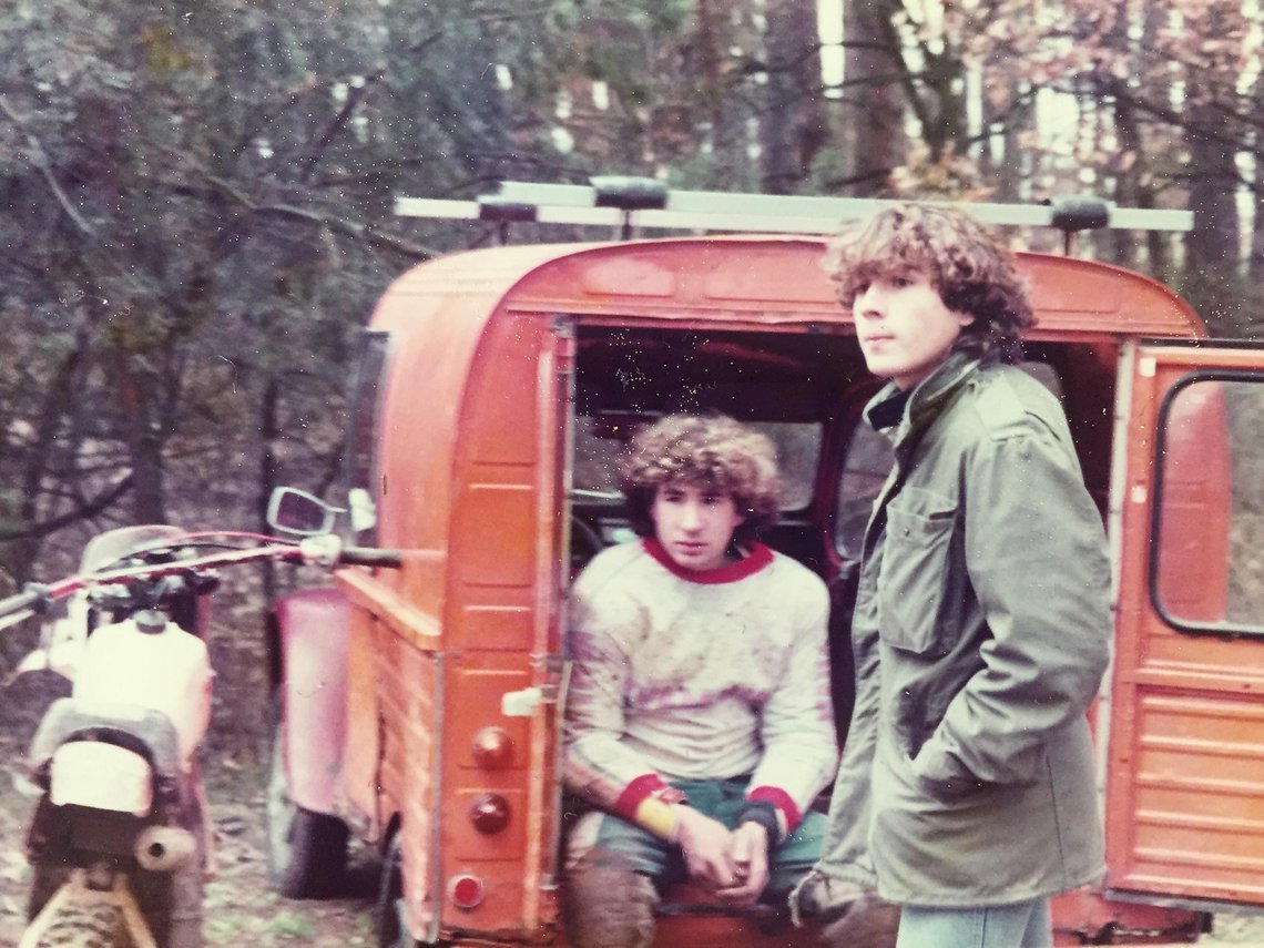 1985: Pause zwischen Moto-Cross-Runs im 2 CV Kastenwagen.