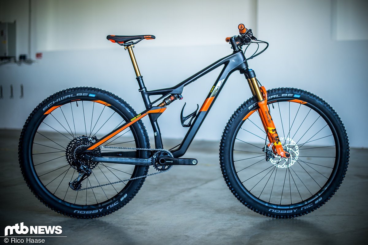 Das Cube AMS ist das XC-Race-Fully der Bayern, wird nun allerdings ebenfalls in der dargestellten Version mit 120 mm Federgabel angeboten Das Cube AMS ist das XC-Race-Fully der Bayern, wird nun allerdings ebenfalls in der dargestellten Version mit 120 mm Federgabel angeboten