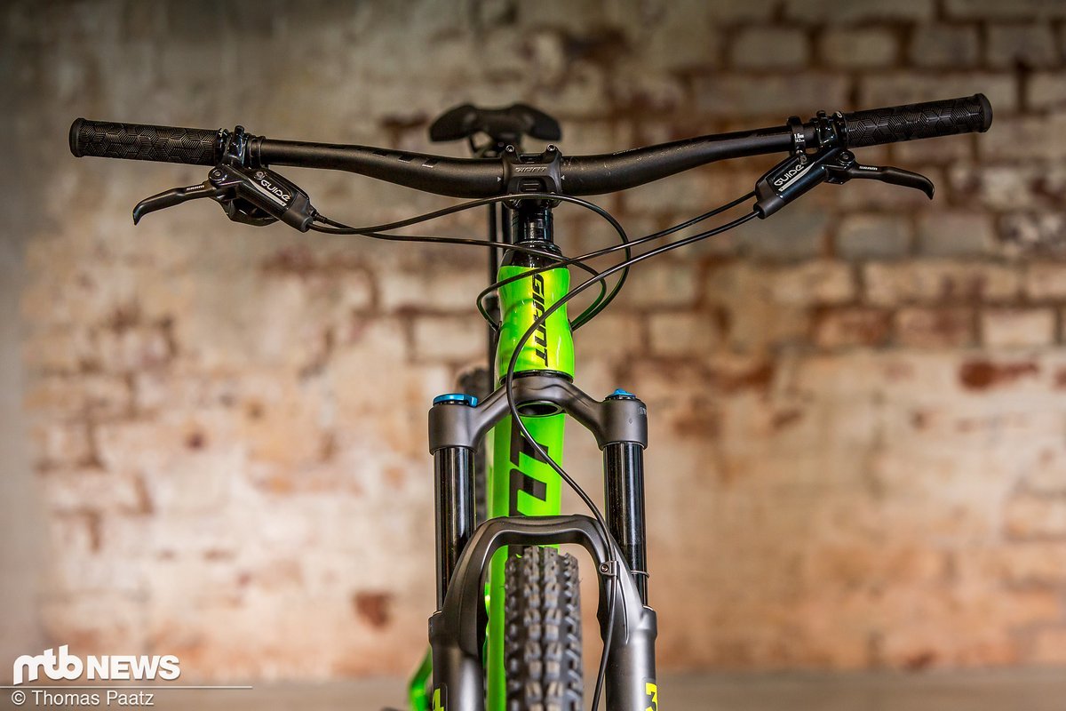 Der 780 mm breite Lenker zeigt, dass das Giant Trance 29er durchaus auch für die Abfahrt konzipiert wurde. Der 780 mm breite Lenker zeigt, dass das Giant Trance 29er durchaus auch für die Abfahrt konzipiert wurde.