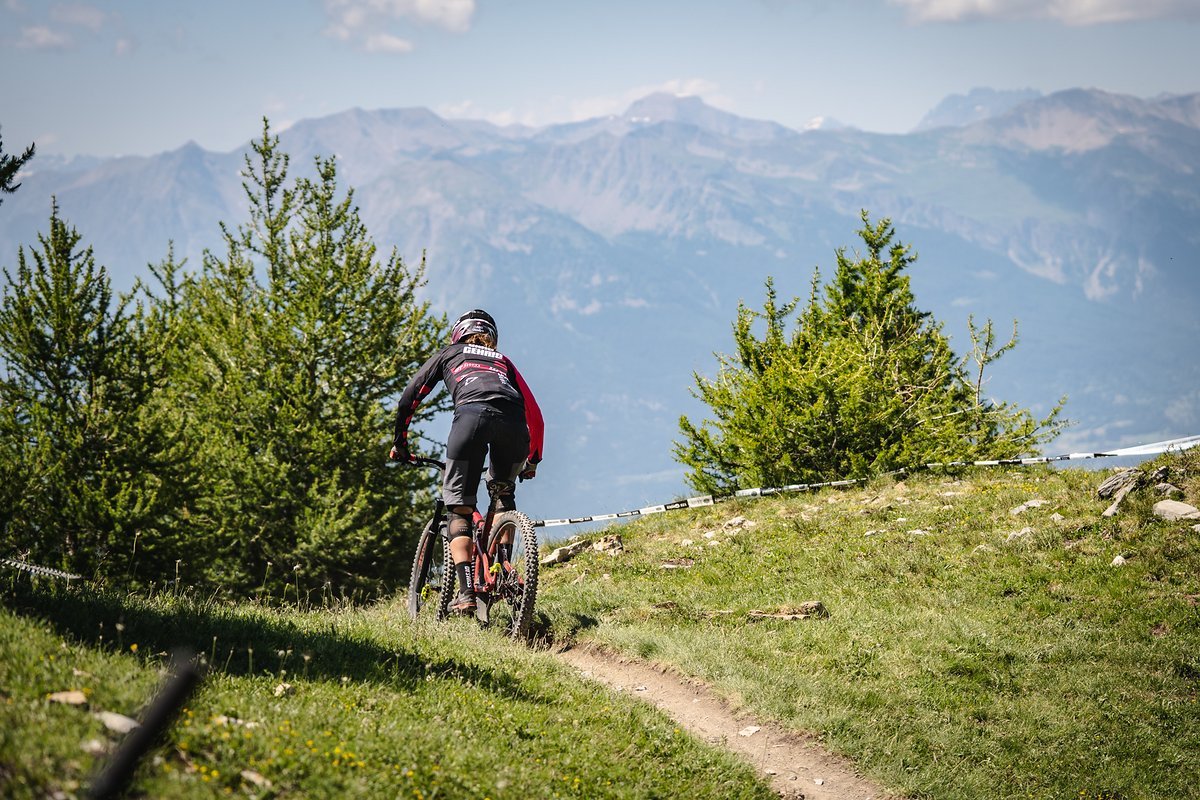 Alpine Trails wie in Les Orres zählen wir zwar zu unserem Steckenpferd, aber irgendwie war der Bremsfinger auf den zahlreichen Highspeed-Passagen doch zu omnipräsent Alpine Trails wie in Les Orres zählen wir zwar zu unserem Steckenpferd, aber irgendwie war der Bremsfinger auf den zahlreichen Highspeed-Passagen doch zu omnipräsent