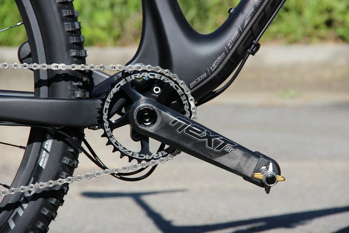 Hier darf sie noch zeigen, wer sie ist: Die Race Face NEXT SL Stealth Kurbel trägt ihre Decals noch Hier darf sie noch zeigen, wer sie ist: Die Race Face NEXT SL Stealth Kurbel trägt ihre Decals noch