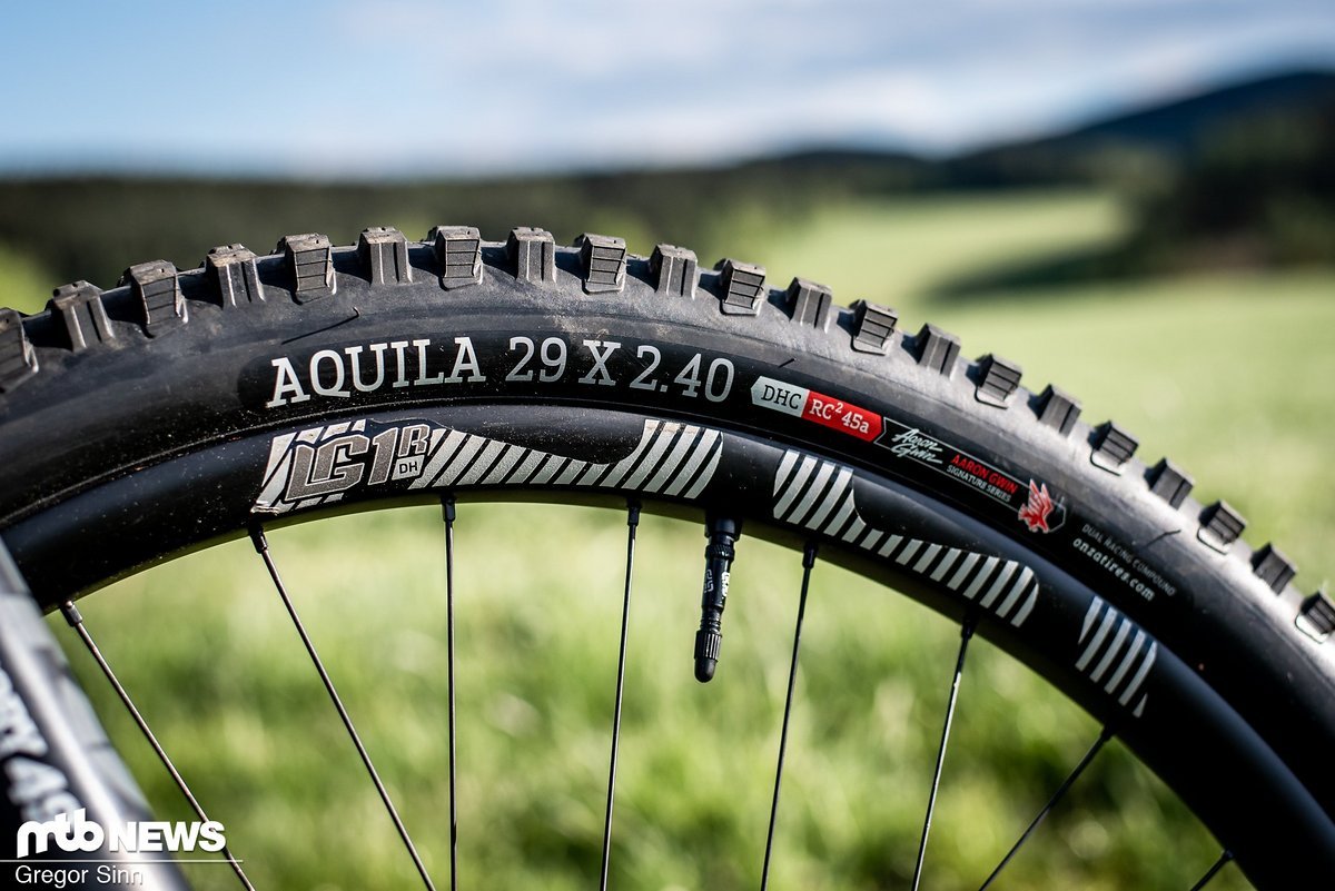 Den Kontakt zum Boden stellen e*thirteen LG1 Race Carbon-Felgen und der von Aaron Gwin entwickelte Onza Aquila-Reifen her. Den Kontakt zum Boden stellen e*thirteen LG1 Race Carbon-Felgen und der von Aaron Gwin entwickelte Onza Aquila-Reifen her.