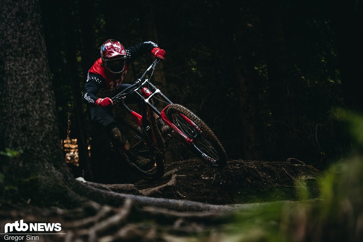 Auch wenn einige Enduro-Bikes auf dem Papier einem DH-Bike schon recht nahe kommen, bewegen sich die kompromisslosen Race-Boliden im artgerechten Einsatz auf einem komplett anderen Level. Auch wenn einige Enduro-Bikes auf dem Papier einem DH-Bike schon recht nahe kommen, bewegen sich die kompromisslosen Race-Boliden im artgerechten Einsatz auf einem komplett anderen Level.