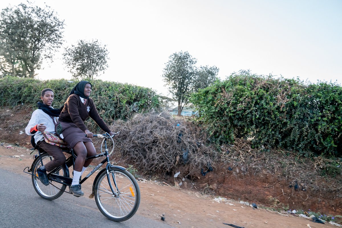Das Fahrrad macht die Schüler und Schülerinnen nicht nur mobiler, sondern ihr ganzes Leben geselliger Das Fahrrad macht die Schüler und Schülerinnen nicht nur mobiler, sondern ihr ganzes Leben geselliger