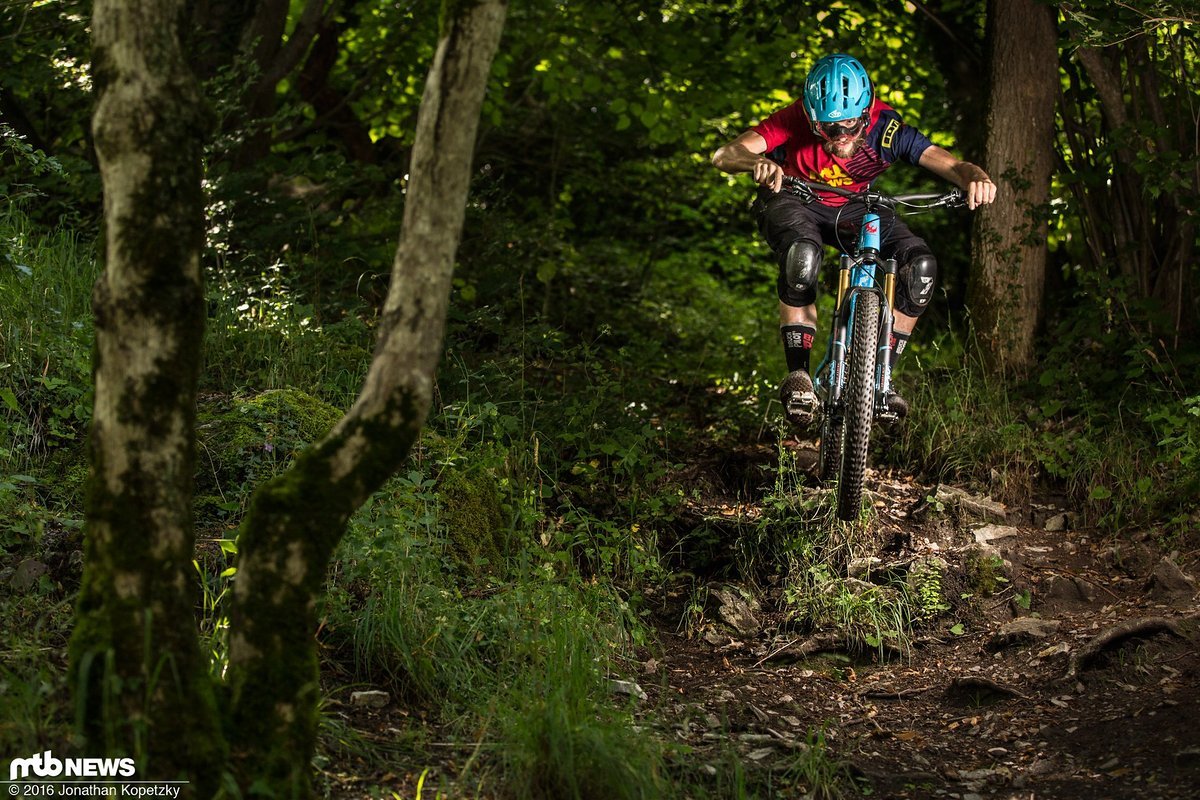 Insbesondere das Gelände, in dem moderne Enduro-Bikes bewegt werden, wird immer ruppiger Insbesondere das Gelände, in dem moderne Enduro-Bikes bewegt werden, wird immer ruppiger