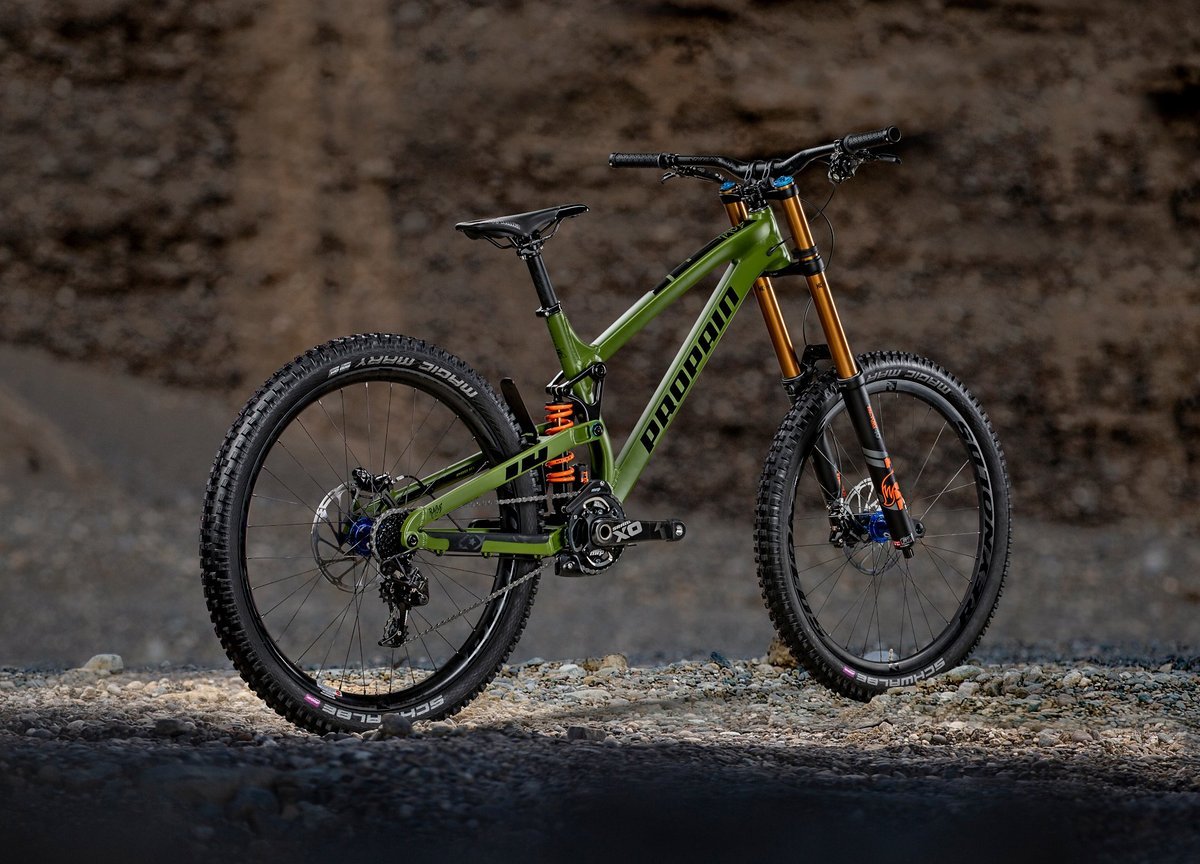 Das Propain Rage AL 27,5 soll als robustes und puristisches Parkbike auftrumpfen. Das Downhill-Bike verfügt über 200 mm Federweg an Front und Heck und rollt auf 27,5"-Laufrädern Das Propain Rage AL 27,5 soll als robustes und puristisches Parkbike auftrumpfen. Das Downhill-Bike verfügt über 200 mm Federweg an Front und Heck und rollt auf 27,5"-Laufrädern