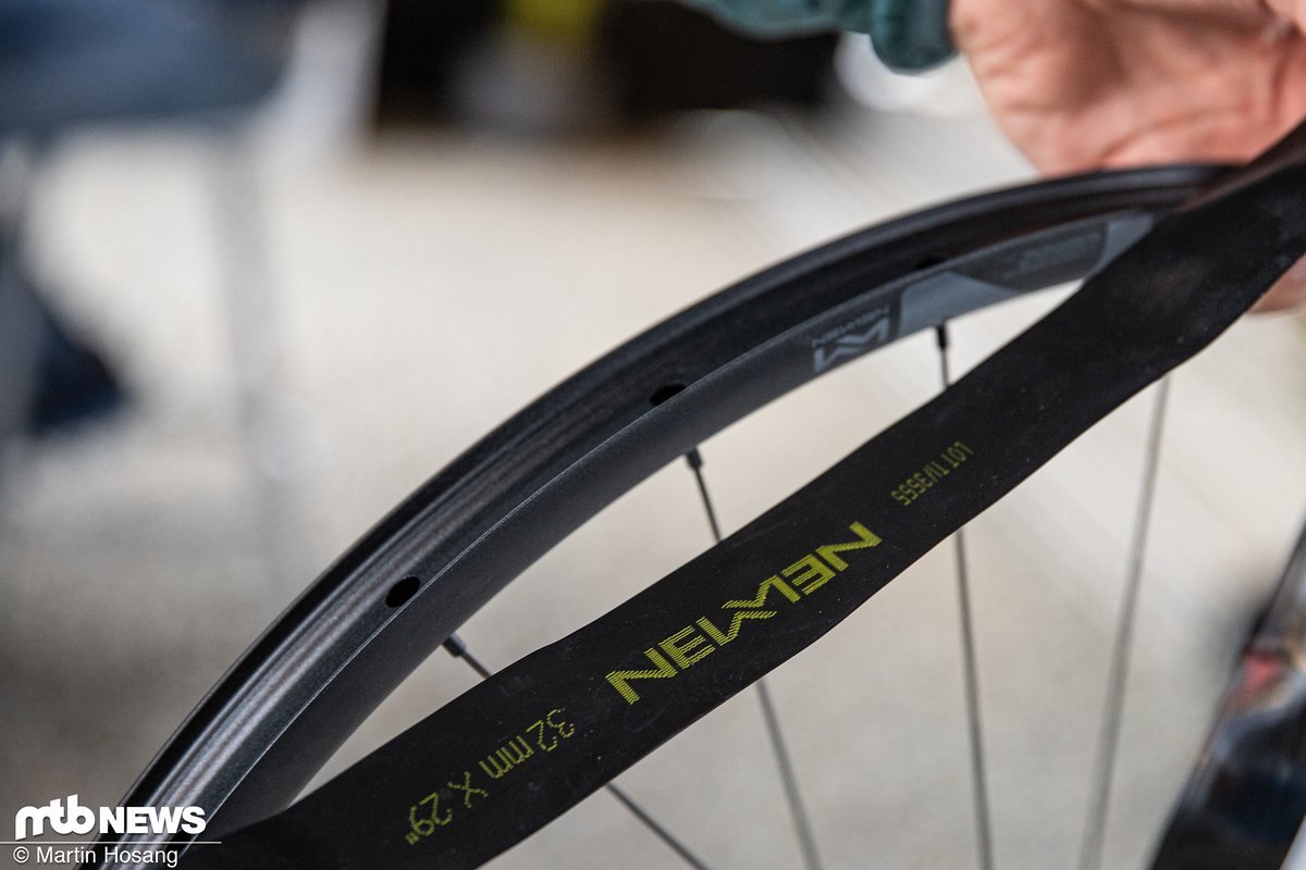 Außerdem stellte Newmen ein neues Felgenband vor, was nicht mehr in die Felge geklebt werden muss, sondern einfach über die Felge gezogen werden kann Außerdem stellte Newmen ein neues Felgenband vor, was nicht mehr in die Felge geklebt werden muss, sondern einfach über die Felge gezogen werden kann