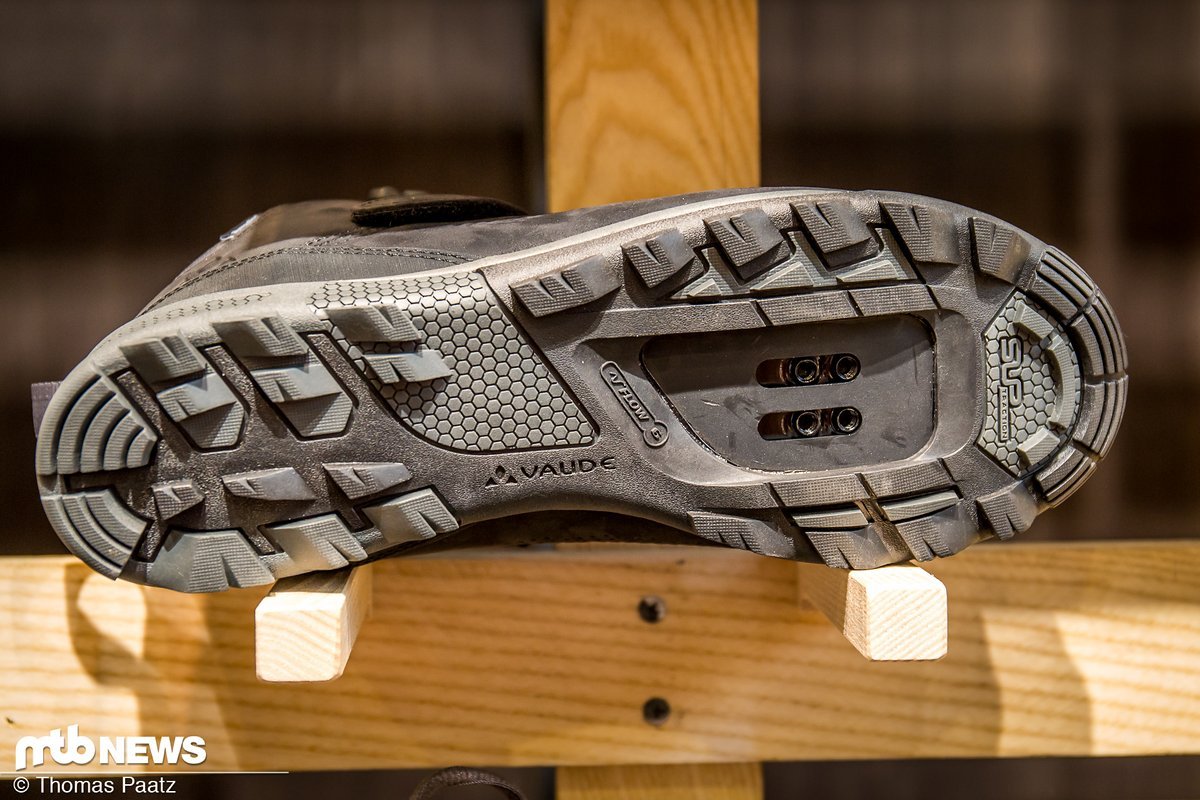 Der Klickpedal-Schuh soll sich dank seiner stark profilierten Sohle auch ausgezeichnet fürs Bikebergsteigen eignen. Der Klickpedal-Schuh soll sich dank seiner stark profilierten Sohle auch ausgezeichnet fürs Bikebergsteigen eignen.