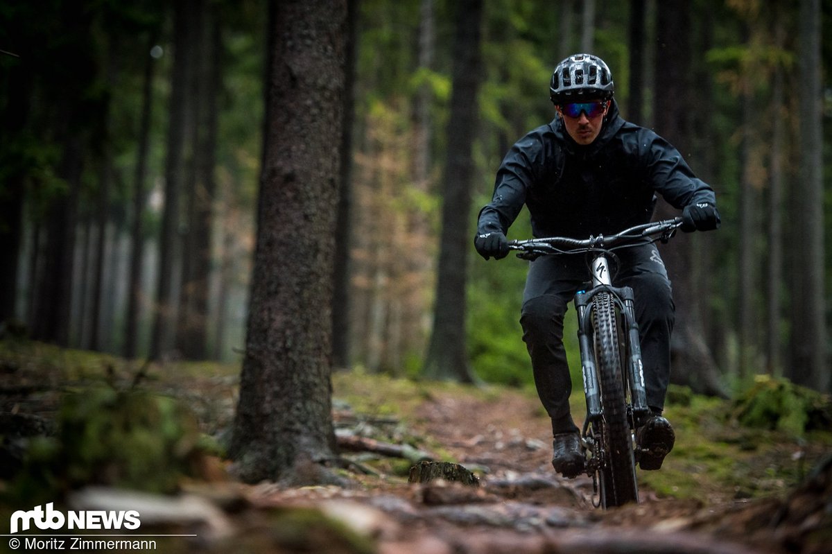 Die Platzangst DFL II Jacket macht auf dem Trail eine gute Figur, die fehlenden Anpassungsmöglichkeiten können jedoch stören. Die Platzangst DFL II Jacket macht auf dem Trail eine gute Figur, die fehlenden Anpassungsmöglichkeiten können jedoch stören.
