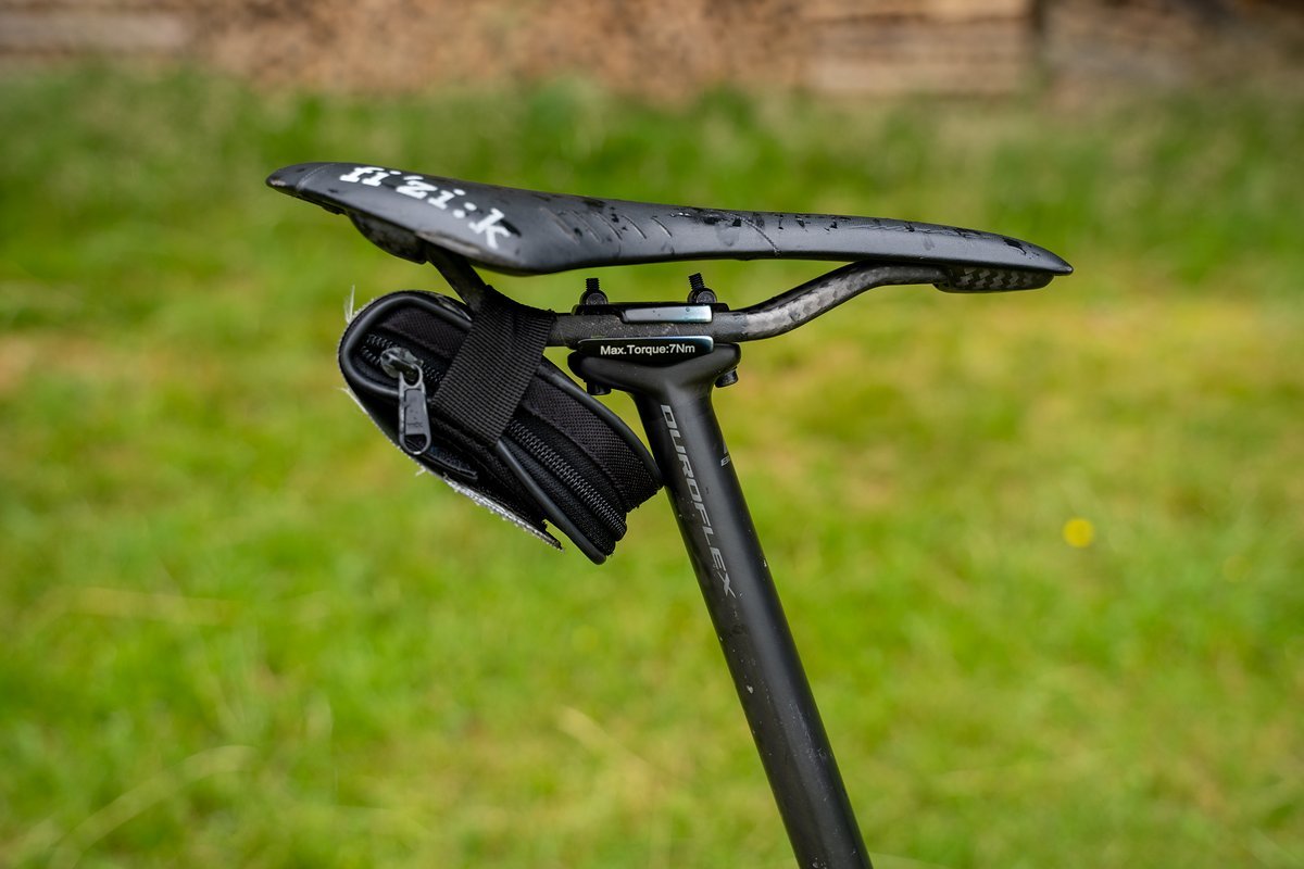 Stiebjahn nutzt die Duroflex Carbon Sattelstütze und hängt im Falle eines platten Reifens noch einen Ersatzschlauch dran - möglich wäre auch eine innenverlegte Variostütze, das Mehrgewicht scheint ihm den Vorteil bergab allerdings nicht wert zu sein Stiebjahn nutzt die Duroflex Carbon Sattelstütze und hängt im Falle eines platten Reifens noch einen Ersatzschlauch dran - möglich wäre auch eine innenverlegte Variostütze, das Mehrgewicht scheint ihm den Vorteil bergab allerdings nicht wert zu sein
