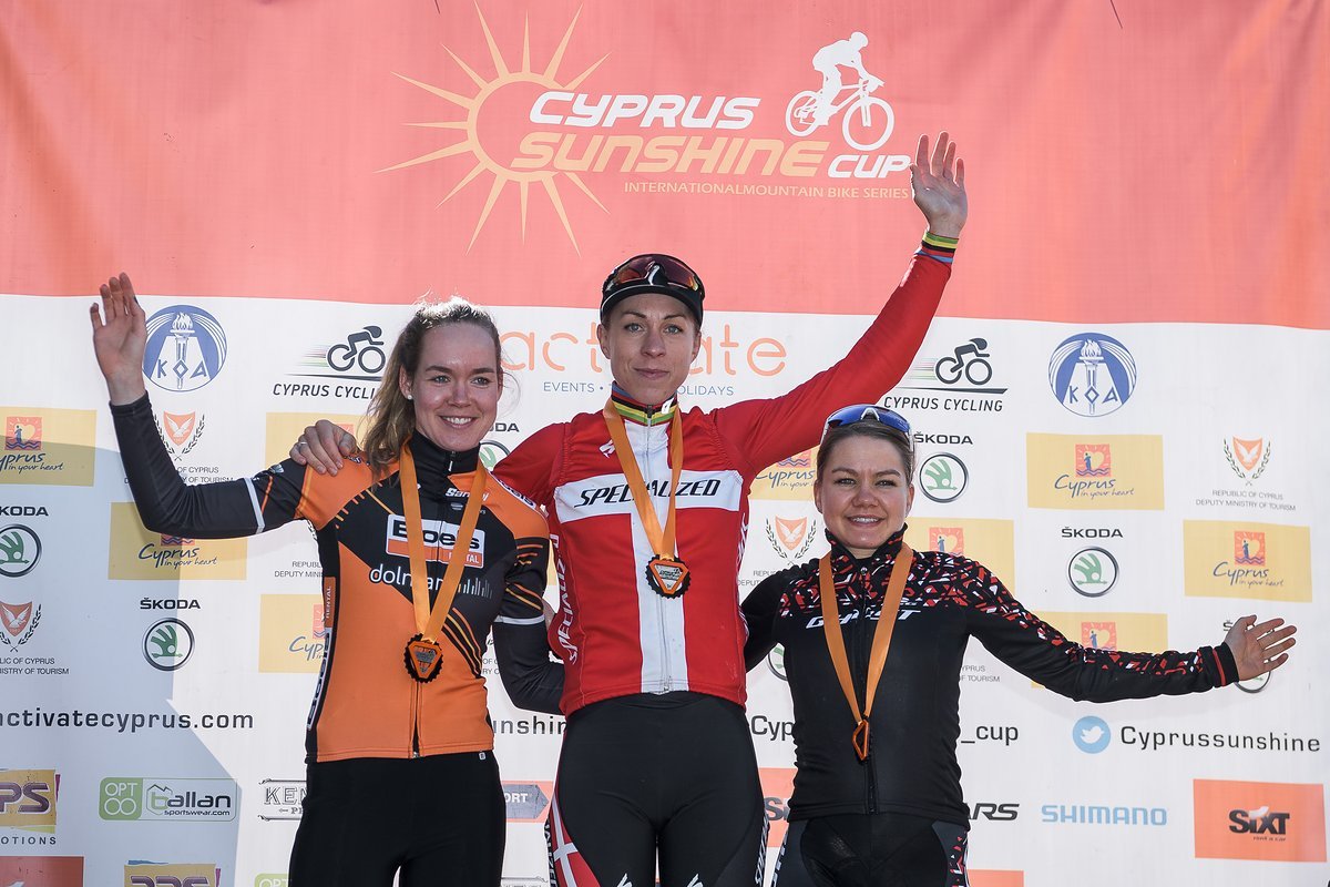 Das Podium der dritten Etappe. Trotz eines Reifendefektes gelang es Annika Langvad den Sieg einzufahren und zudem die Gesamtführung von ihrer Cape-Epic Partnerin Anna van der Breggen zu übernehmen Das Podium der dritten Etappe. Trotz eines Reifendefektes gelang es Annika Langvad den Sieg einzufahren und zudem die Gesamtführung von ihrer Cape-Epic Partnerin Anna van der Breggen zu übernehmen