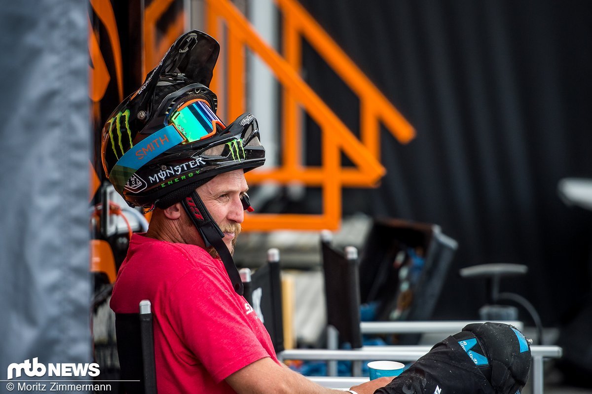 Steve Peat einigte sich mit Shaun Palmer darauf, dass sie Helme mit "Schnabel" tragen wollen. Steve Peat einigte sich mit Shaun Palmer darauf, dass sie Helme mit "Schnabel" tragen wollen.