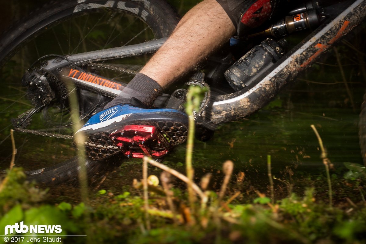 Dank der steifen Sohle biegt sich der Fuß nicht ums Pedal herum, so steigt die Schutzwirkung und die Effizienz, das Feingefühl leidet hingegen etwas. Dank der steifen Sohle biegt sich der Fuß nicht ums Pedal herum, so steigt die Schutzwirkung und die Effizienz, das Feingefühl leidet hingegen etwas.