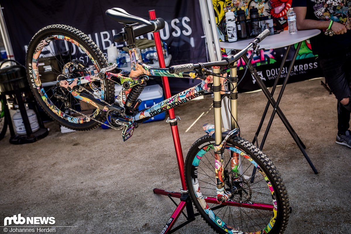 Die Jungs von Riesel Design packen alles ein, was geht: Auch ganze Bikes können foliert werden Die Jungs von Riesel Design packen alles ein, was geht: Auch ganze Bikes können foliert werden