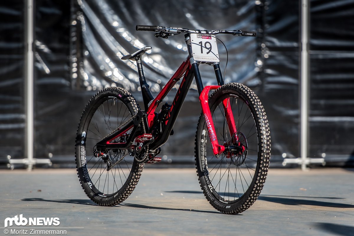 Das Norco Aurum HSP von Sam Blenkinsop steht auf großen 29" Laufrädern Das Norco Aurum HSP von Sam Blenkinsop steht auf großen 29" Laufrädern