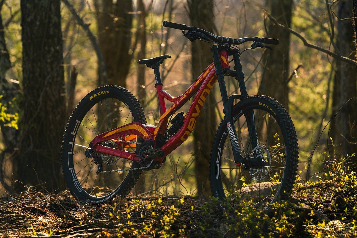 Das neue Devinci Wilson 29 wird in zwei Farben und zwei Ausstattungsvariante zu Preisen zwischen 4.399 und 6.699 € (UVP) erhältlich sein Das neue Devinci Wilson 29 wird in zwei Farben und zwei Ausstattungsvariante zu Preisen zwischen 4.399 und 6.699 € (UVP) erhältlich sein