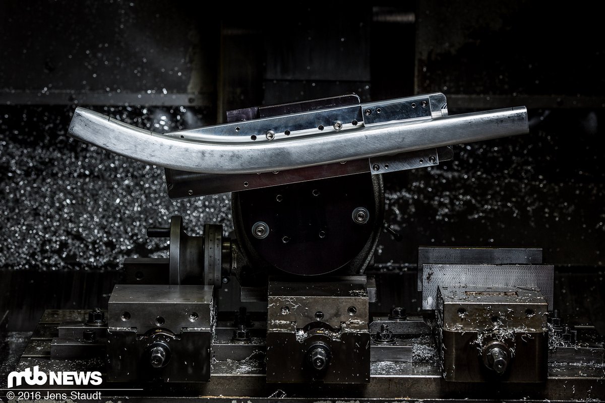 Das hydrogeformte Rohr wird speziell in der CNC-Fräse fixiert Das hydrogeformte Rohr wird speziell in der CNC-Fräse fixiert