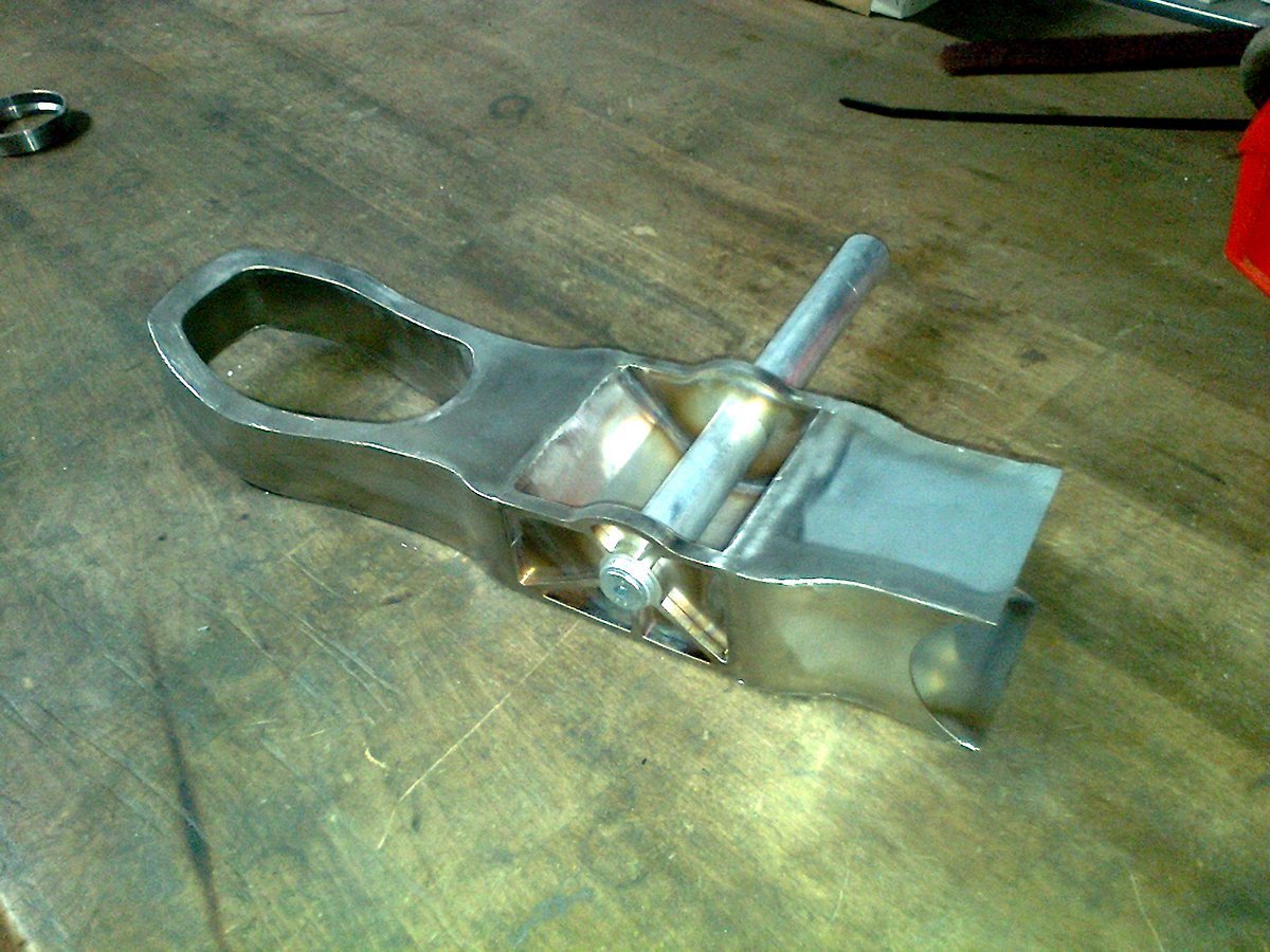 Dieses Bauteil kombiniert den Drehpunkt der Schwinge mit dem Innenlagergehäuse und dem Durchlass für den Dämpfer Dieses Bauteil kombiniert den Drehpunkt der Schwinge mit dem Innenlagergehäuse und dem Durchlass für den Dämpfer