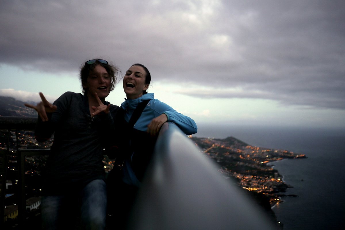 Der letzte Tiefblick an Europas höchster Klippe mit Blick auf die abendliche Hauptstadt Funchal. Valentina und Ines zeigen sich immer noch bestgelaunt. Der letzte Tiefblick an Europas höchster Klippe mit Blick auf die abendliche Hauptstadt Funchal. Valentina und Ines zeigen sich immer noch bestgelaunt.