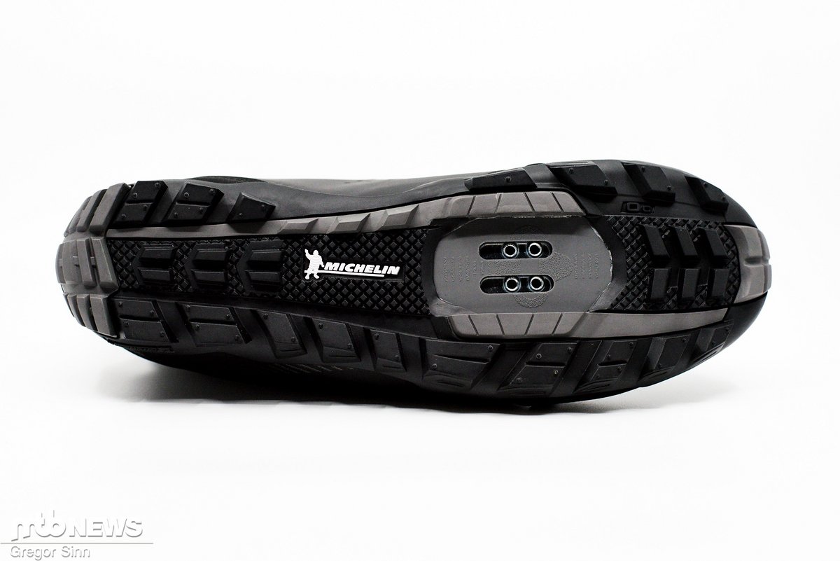 Die Michelin-Sohle des Shimano SH-MW701-Winterschuhs trumpft dank grober Stollen und einer griffigen Gummimischung mit jeder Menge Halt auf rutschigen Untergründen auf. Die Michelin-Sohle des Shimano SH-MW701-Winterschuhs trumpft dank grober Stollen und einer griffigen Gummimischung mit jeder Menge Halt auf rutschigen Untergründen auf.